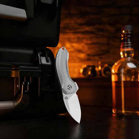 What Is a Frame Lock Knife and How Does It Work?